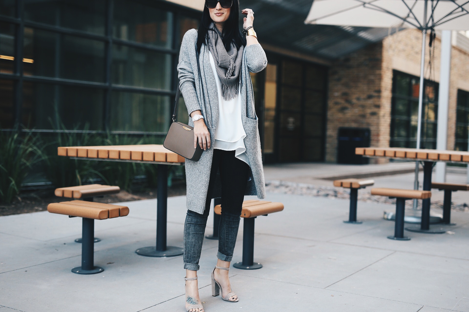 Ombre Jeans | ombre style ideas | ombre fashion | how to style ombre jeans | fall fashion tips | fall outfit ideas | fall style tips | what to wear for fall | cool weather fashion | fashion for fall | style tips for fall | outfit ideas for fall || Dressed to Kill #ombre #fallfashion #greycardigan