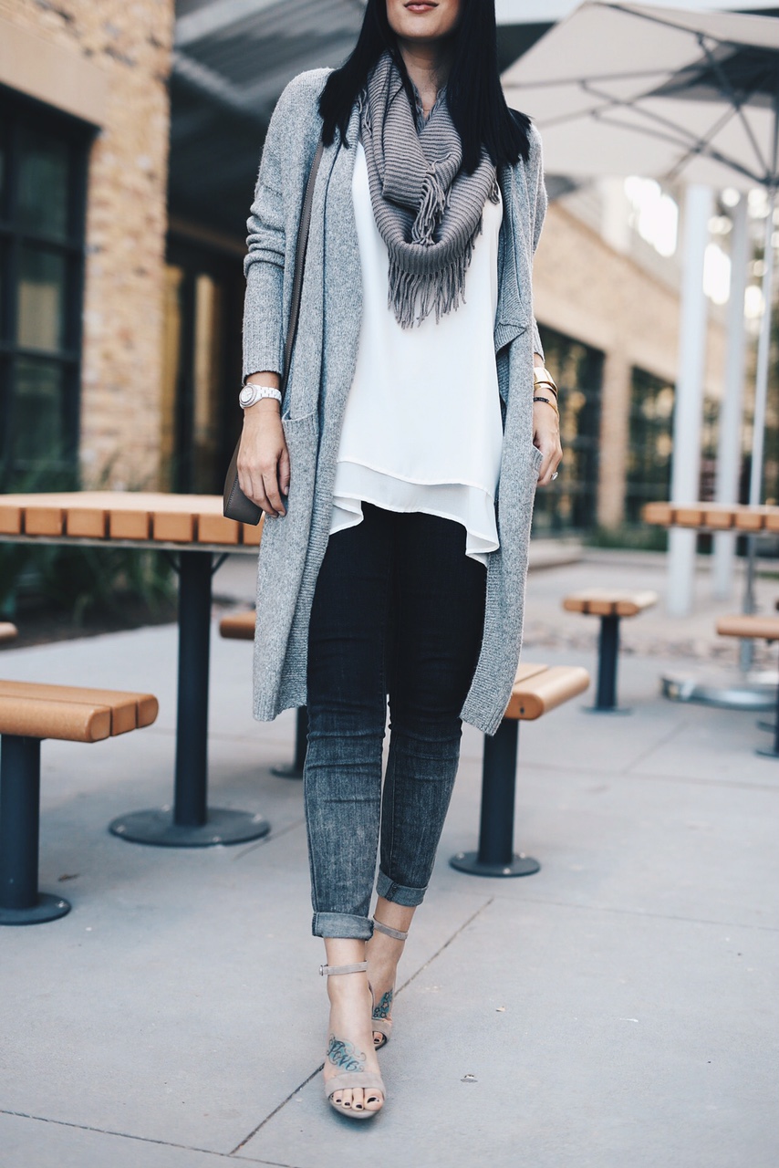 Ombre Jeans | ombre style ideas | ombre fashion | how to style ombre jeans | fall fashion tips | fall outfit ideas | fall style tips | what to wear for fall | cool weather fashion | fashion for fall | style tips for fall | outfit ideas for fall || Dressed to Kill #ombre #fallfashion #greycardigan