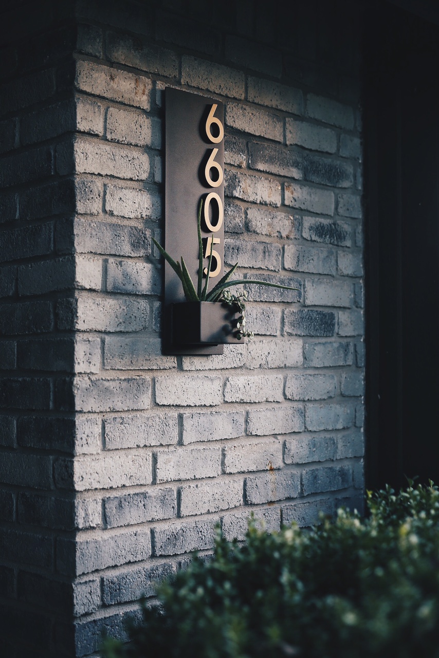 Urban Mettle | house numbers and wall planters | outdoor home decor | outdoor decorating tips | tips for decorating outdoors || Dressed to Kill #outdoordecor #housenumbers #homedecor #WallHanging 