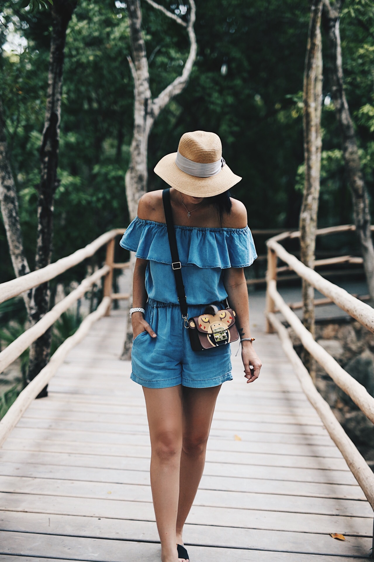 DTKAustin shares details on the most versatile Splendid chambray romper and how to wear it dressy for date night and casual on the beach. Click for more photos and details. | how to style a romper | how to wear a romper | romper style tips | summer fashion tips | summer outfit ideas | summer style tips | what to wear for summer | warm weather fashion | fashion for summer | style tips for summer | outfit ideas for summer || Dressed to Kill