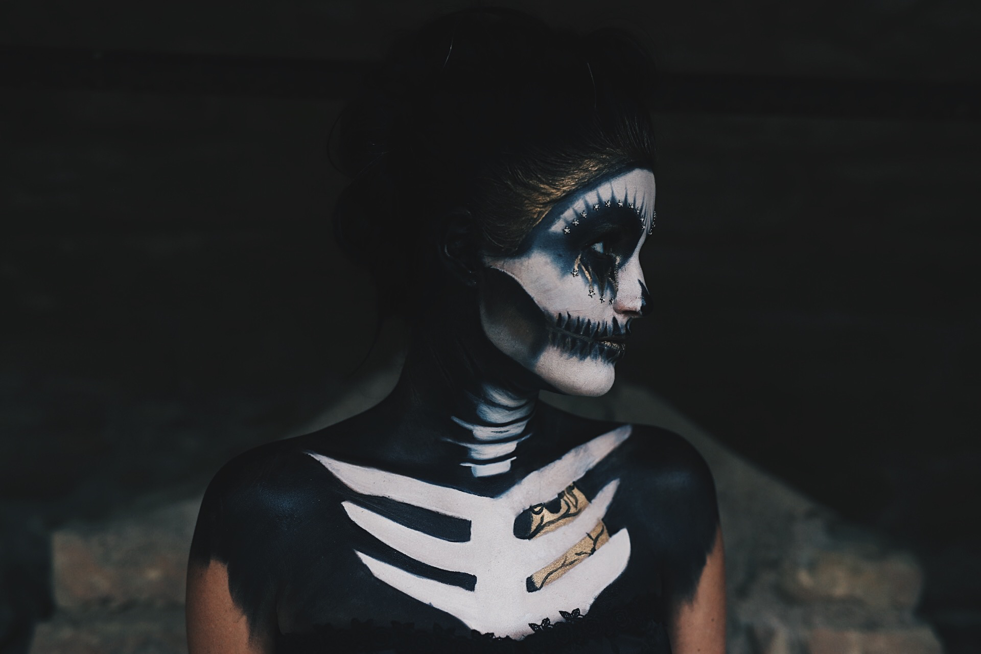 Austin Blogger DTKAustin shares her sexy skeleton costume with full face and body paint for Halloween. | halloween makeup ideas | halloween costume ideas | how to do makeup for halloween | halloween inspired makeup ideas | makeup tips for halloween || Dressed to Kill
