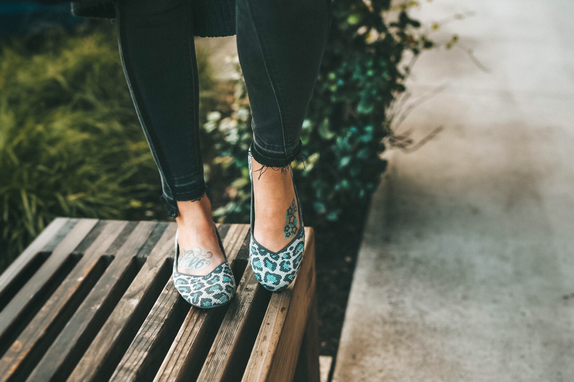 multiple ways to wear Rothy's flats and if they are worth the hype. Machine washable and made out of recycled water bottles they are a chic shoe saving the planet. | Rothy's Flats featured by popular Austin fashion blogger Dressed to Kill